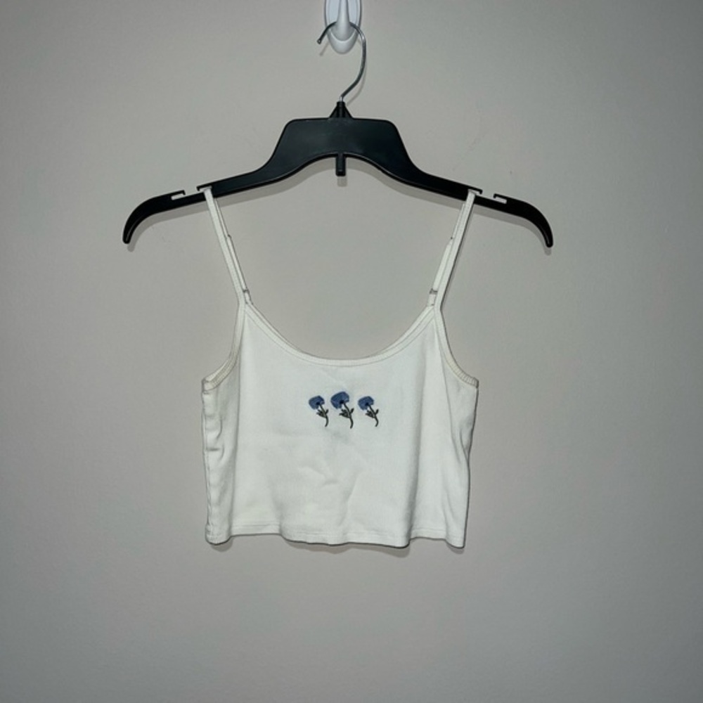 White ribbed crop tank top with 3 blue stitched flowers Hollister medium